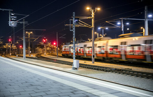 ÖBB Zug in der Nacht in Wien