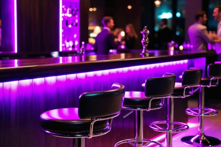 Moderne Bar mit Hockern, einem pinken LED Streifen und gemütlicher Atmosphäre