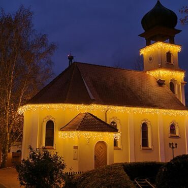 Weihnachtlich beleuchtete Kirche im Bayern-Park