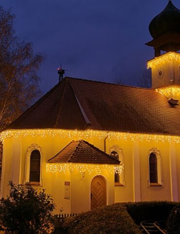 Weihnachtlich beleuchtete Kirche im Bayern-Park
