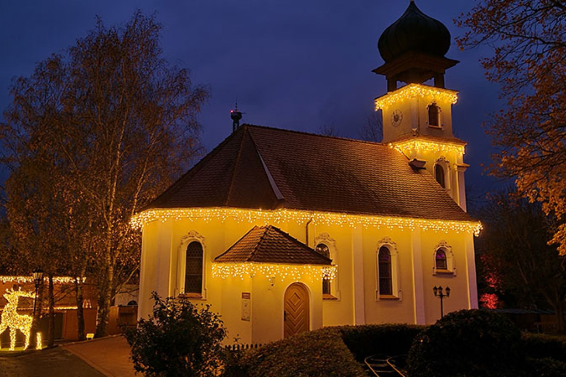Weihnachtlich beleuchtete Kirche im Bayern-Park