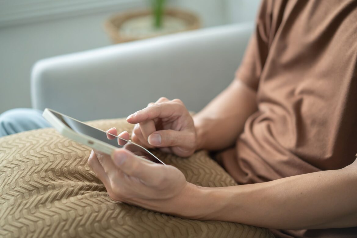 Mann klickt mit dem Finger auf dem Handy