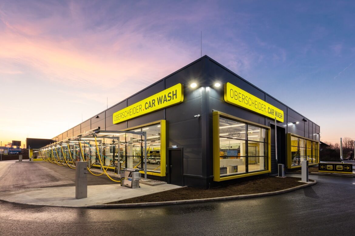 Moderner Oberscheider Car Wash Standort im Abendrot